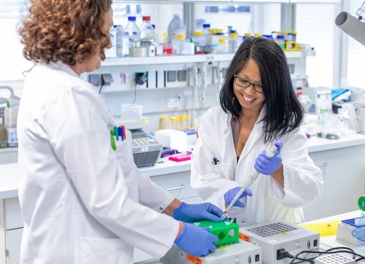 Heroteaser_Landing page EB-ResNet(c)Ludwig Schedl Two female EB researchers working in a lab.